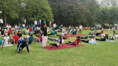 Yoga Day : पटनावासियों ने योग के साथ की दिन की शुरुआत, घर की छत से लेकर पार्क तक सूर्य नमस्कार करते दिखे लोग International Yoga Day: People practiced yoga in Bihar, Patna; Ministers, leaders, youth, women did yoga