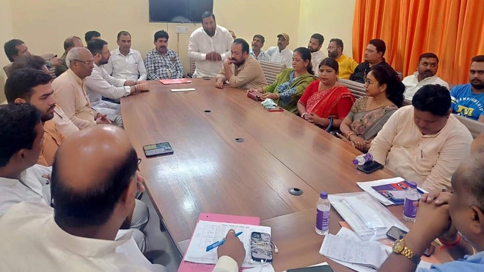 Rampur seat: BJP leaders blamed officers for defeat, said review meeting- workers morale is broken