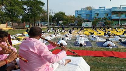 अंतरराष्ट्रीय योग दिवस : योगमय हुई संगमनगरी, थल से जल तक हर तरफ योगाभ्यास, निरोगी जीवन का दिया संदेश International Yoga Day: Sangam city becomes full of yoga, yoga practiced everywhere from land to water