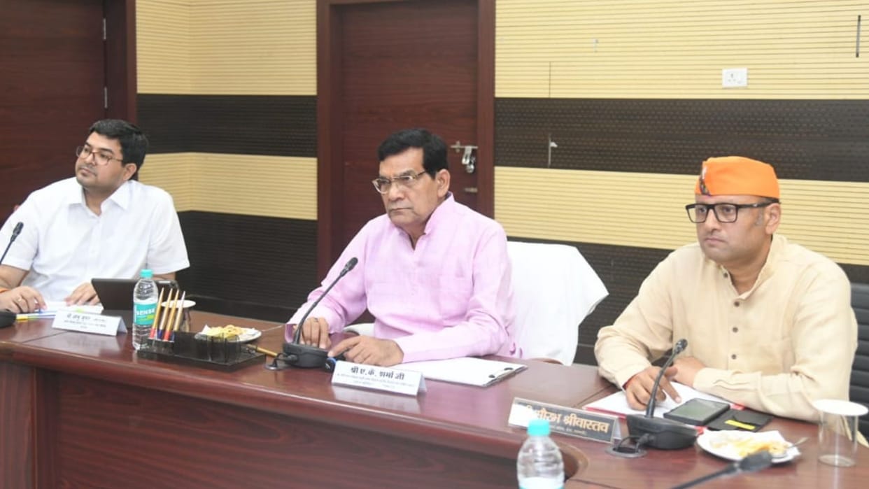 Energy Minister Ak Sharma gave instructions regarding power supply in varanasi said consumers should get unint