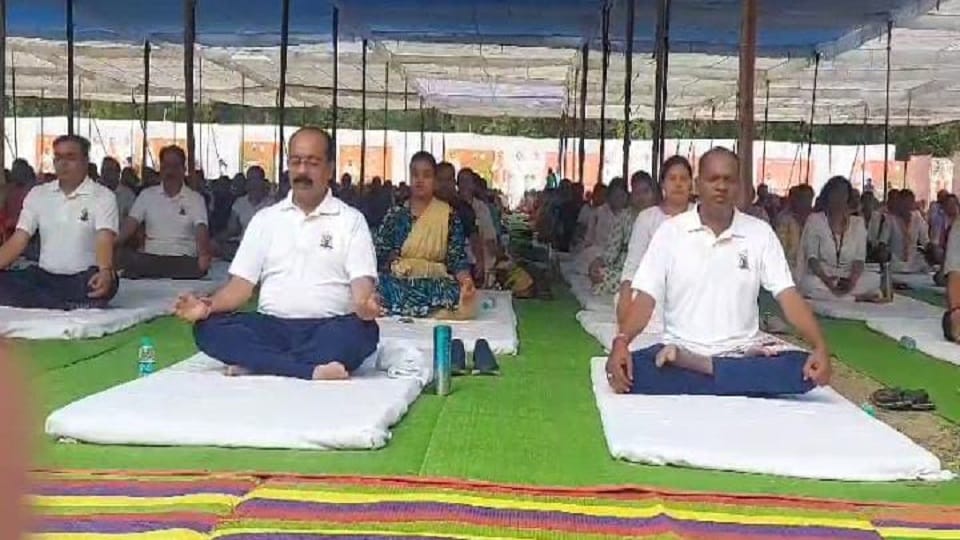 International Yoga Day Deputy CM and other bigwigs performed yoga in Chhattisgarh
