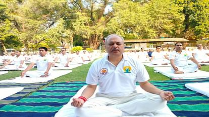 International Yoga Day: Sangam city becomes full of yoga, yoga practiced everywhere from land to water