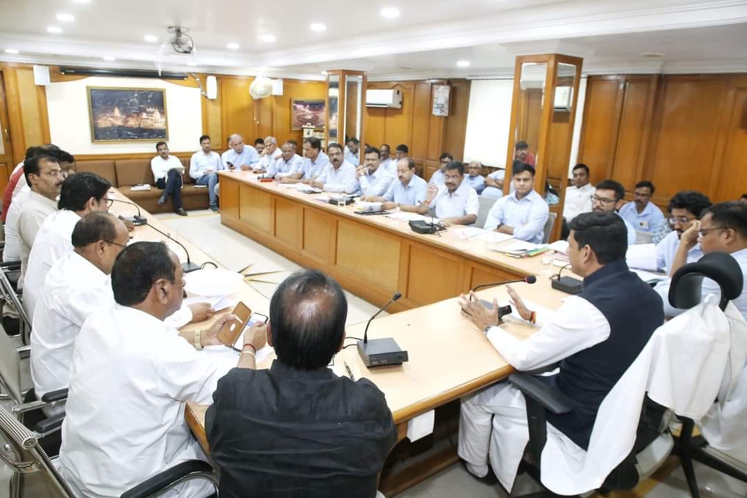 Indore: Scam heated up in MIC meeting, officer Sunil Gupta who lodged FIR was thrown out of the meeting.