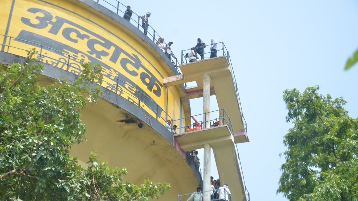 Farmers climbed on water tanks in protest against land acquisition in Lakhimpur kheri