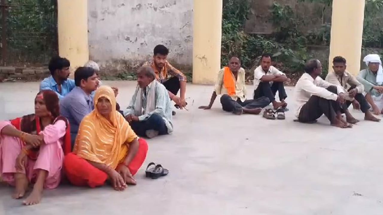 Farmers climbed on water tanks in protest against land acquisition in Lakhimpur kheri