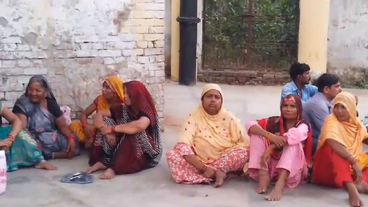 Farmers climbed on water tank demanding cancellation of land acquisition in Lakhimpur kheri