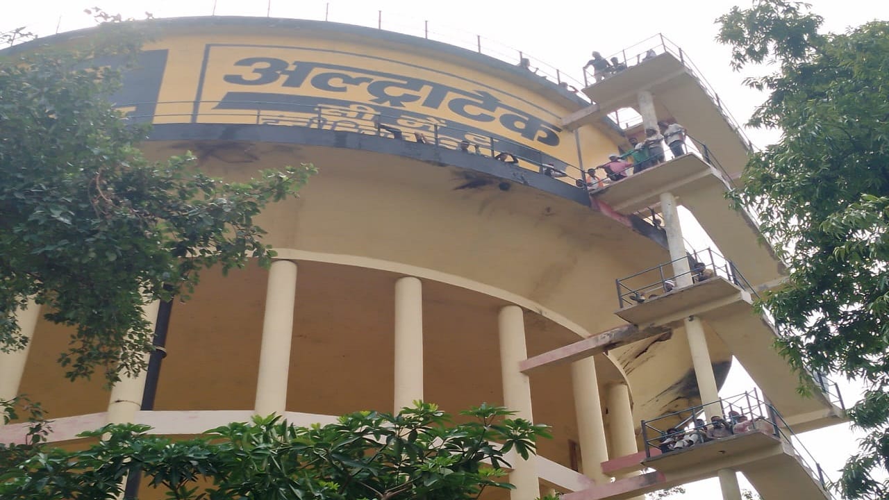Farmers climbed on water tanks in protest against land acquisition in Lakhimpur kheri