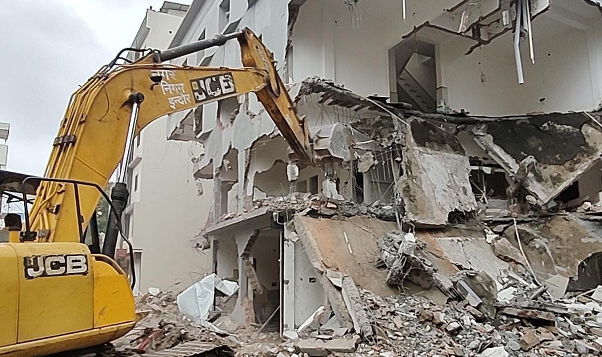 Indore: Before the inauguration coconut burst, 54 hostel rooms were broken and laid on the green belt land.