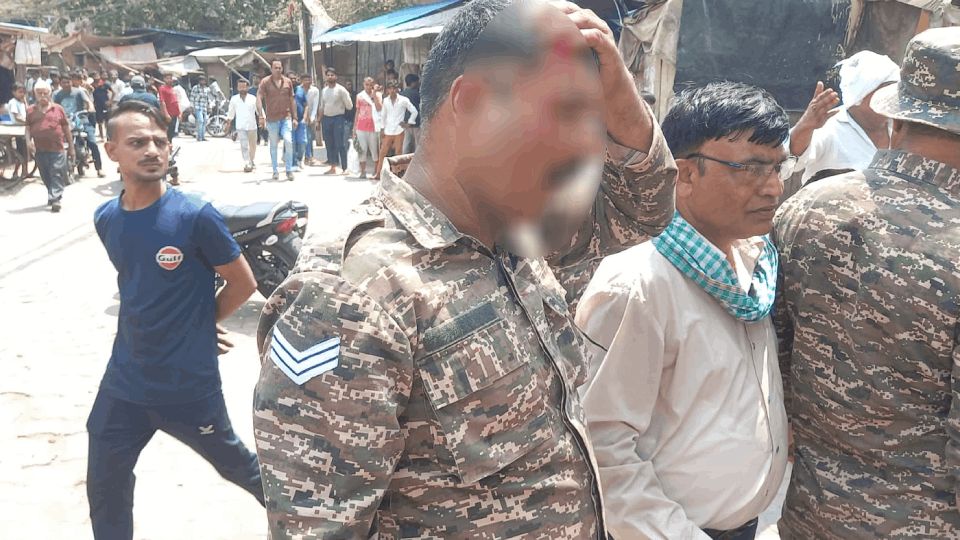 nigam team which went to seize plastic was pelted with stones and constable injured