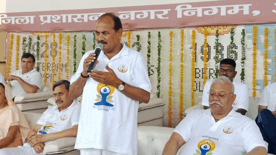 Amar Ujala organized a yoga camp on Yoga Day in Jhansi