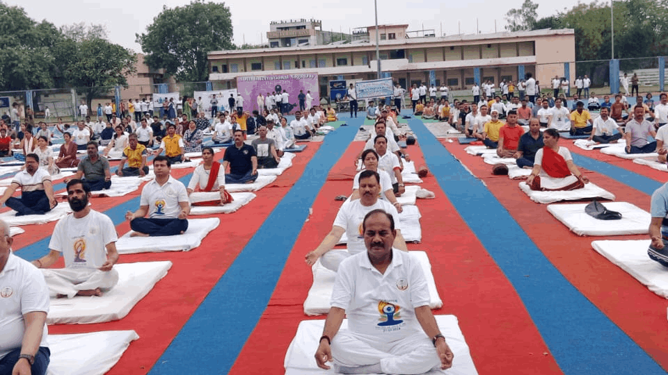 Amar Ujala organized a yoga camp on Yoga Day in Jhansi