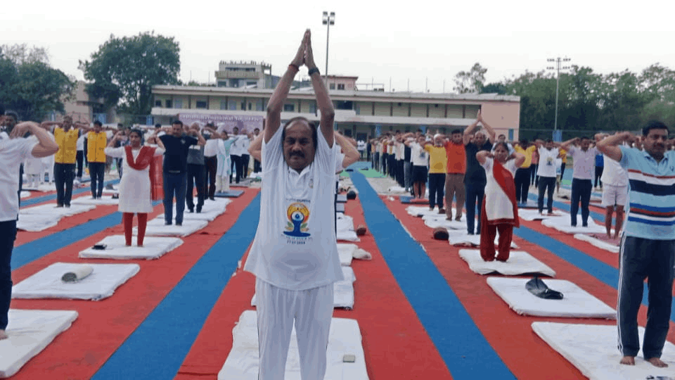 Amar Ujala organized a yoga camp on Yoga Day in Jhansi