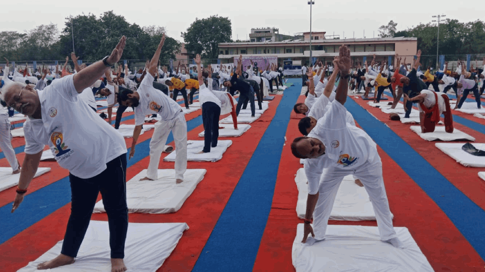 Amar Ujala organized a yoga camp on Yoga Day in Jhansi