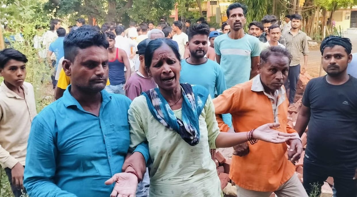 Unnao accident,Two bikes collide, three brothers fall on road and crushed to death, one in critical condition