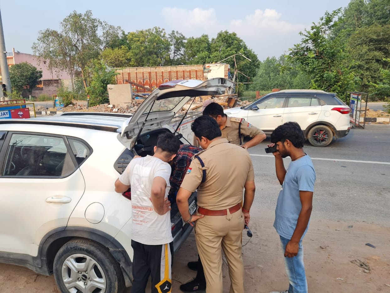 By-Election 2024 Checking on UP-Uttarakhand connecting roads cash worth three lakh seized from a car