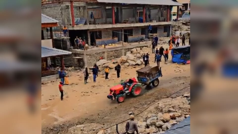 Kedarnath Dham Tractor standing on a round platform started running on its own without a driver video viral