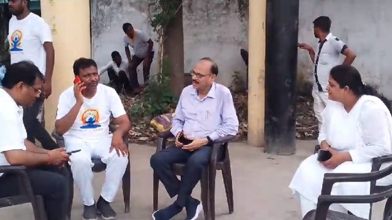 Farmers climbed on water tanks in protest against land acquisition in Lakhimpur kheri