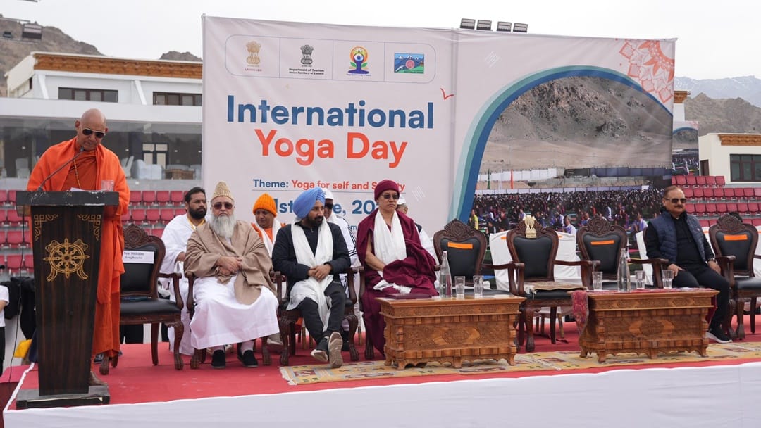Yoga day celebrated in Ladakh various religious leaders performed yoga together