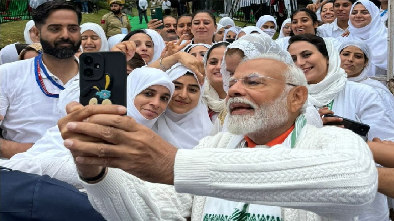 PM Modi Met people after practicing yoga and took selfie PM s Srinagar visit pictures