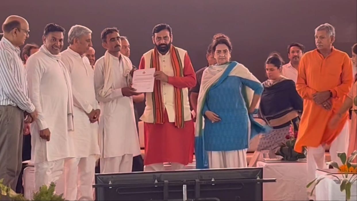 CM Nayab Saini distributed assistance amount to the beneficiaries of e-compensation portal and Dayalu Yojana