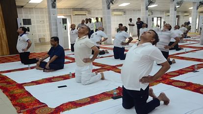 International Yoga Day: Sangam city becomes full of yoga, yoga practiced everywhere from land to water