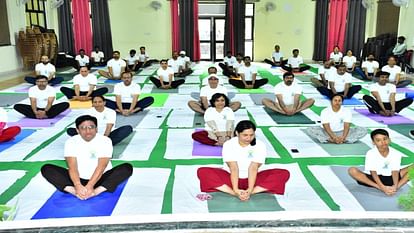 International Yoga Day: Sangam city becomes full of yoga, yoga practiced everywhere from land to water