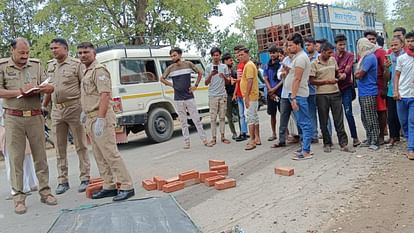 Tragic accident in Azamgarh Vehicles kept trampling dead body of girl painful story in azamgarh