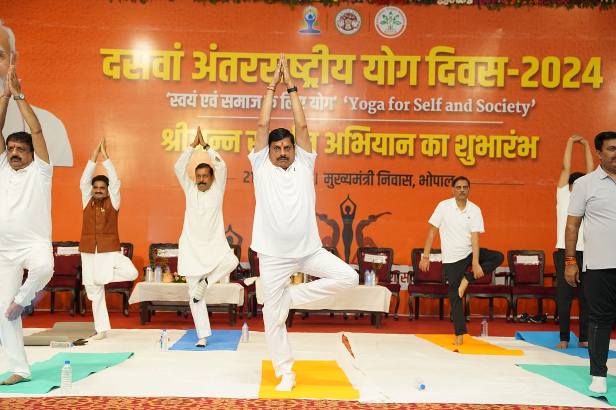 MP News: CM practiced yoga in Bhopal, launched “ShreeAnn Samvardhan Abhiyan” in state level program