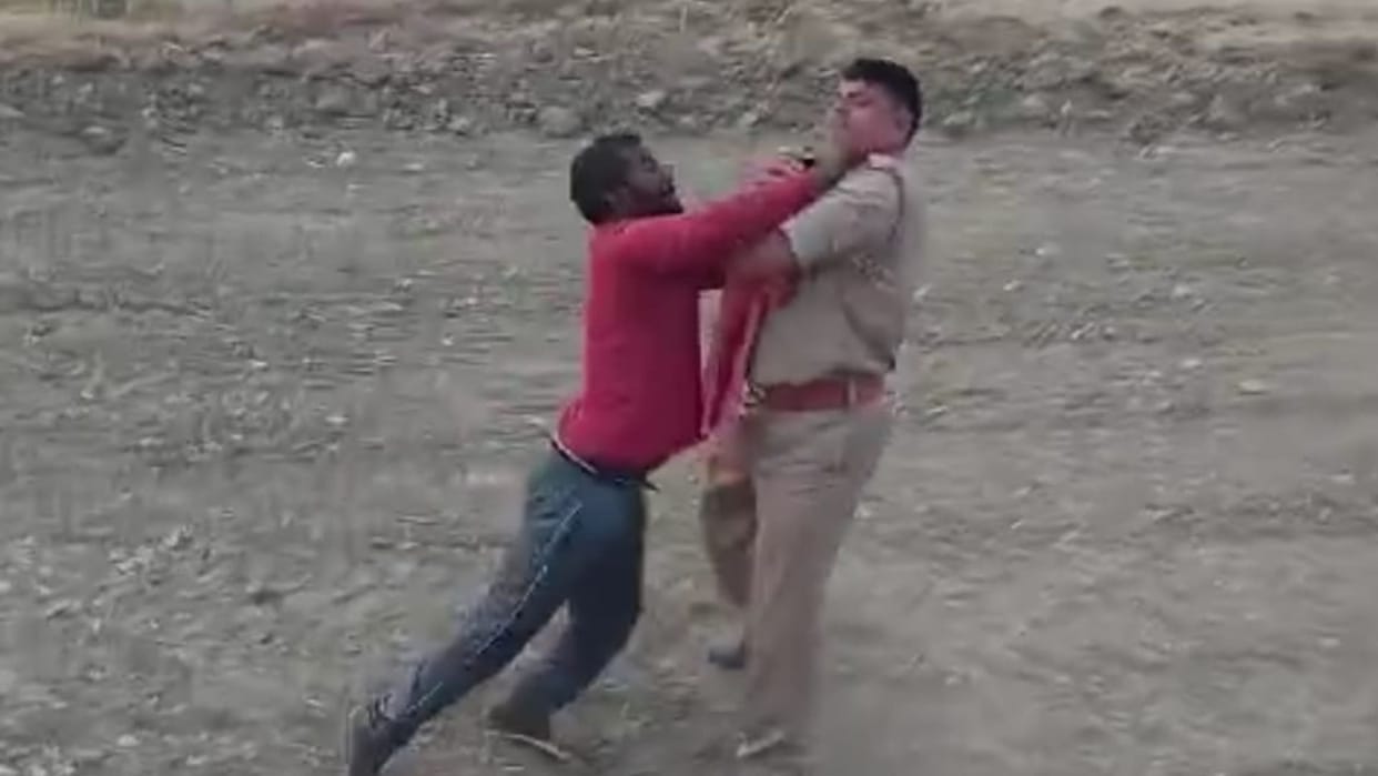 Tractor driver and policeman clashed over illegal recovery in chandauli video viral SP took action