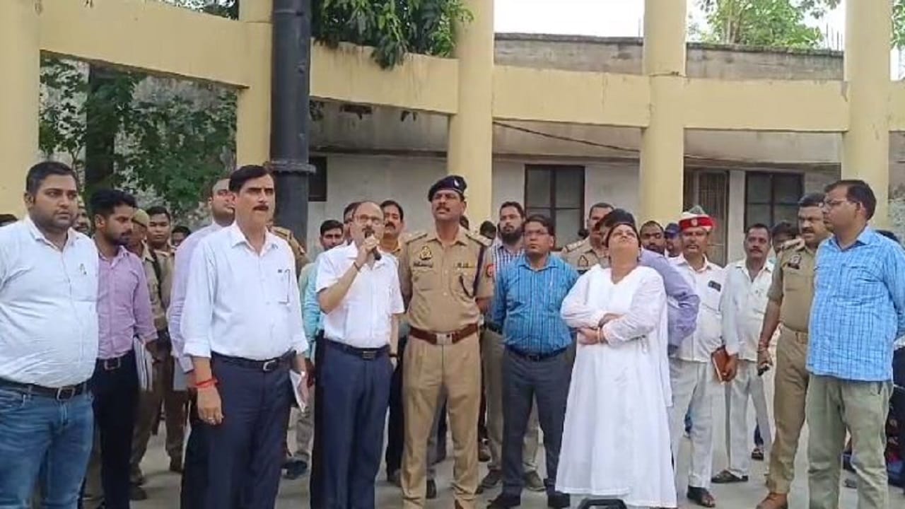 Farmers climbed on water tank demanding cancellation of land acquisition in Lakhimpur kheri