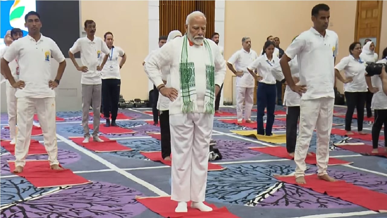 PM Modi Met people after practicing yoga and took selfie PM s Srinagar visit pictures