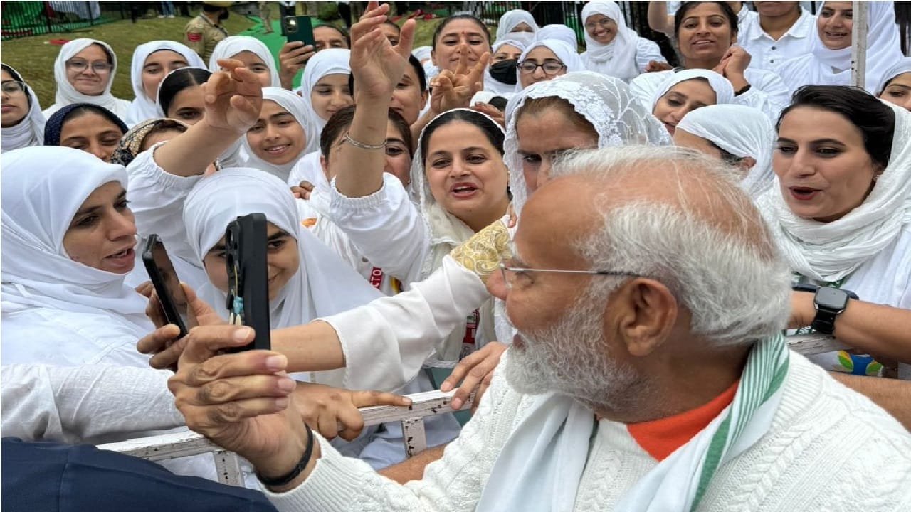 PM Modi Met people after practicing yoga and took selfie PM s Srinagar visit pictures