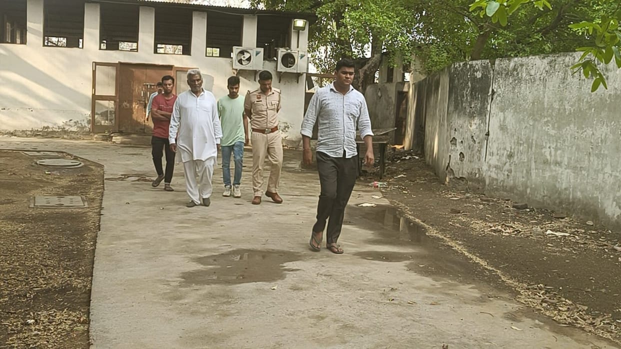 body of youth from Sanjay Nagar, Rohtak was found hanging from a noose at Medical turn