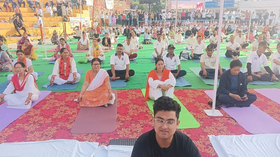 yoga program organized at Ramlila Maidan Pithoragarh inaugurated by Satpal Maharaj and former CM Koshyari