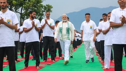 pm modi srinagar on yoga day said World sees yoga as powerful agent for global good