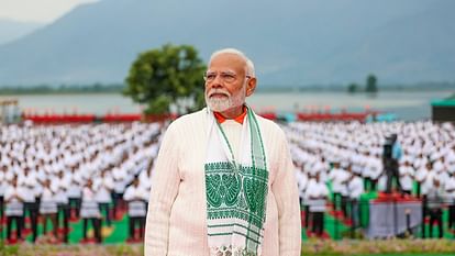 Srinagar: In heaven on earth Modi said- Yoga the carrier of global well-being.