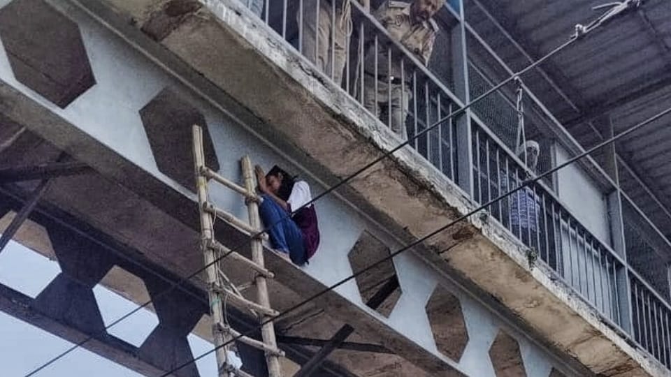 minor girl climbed foot over bridge to jump in front of train in Ludhiana