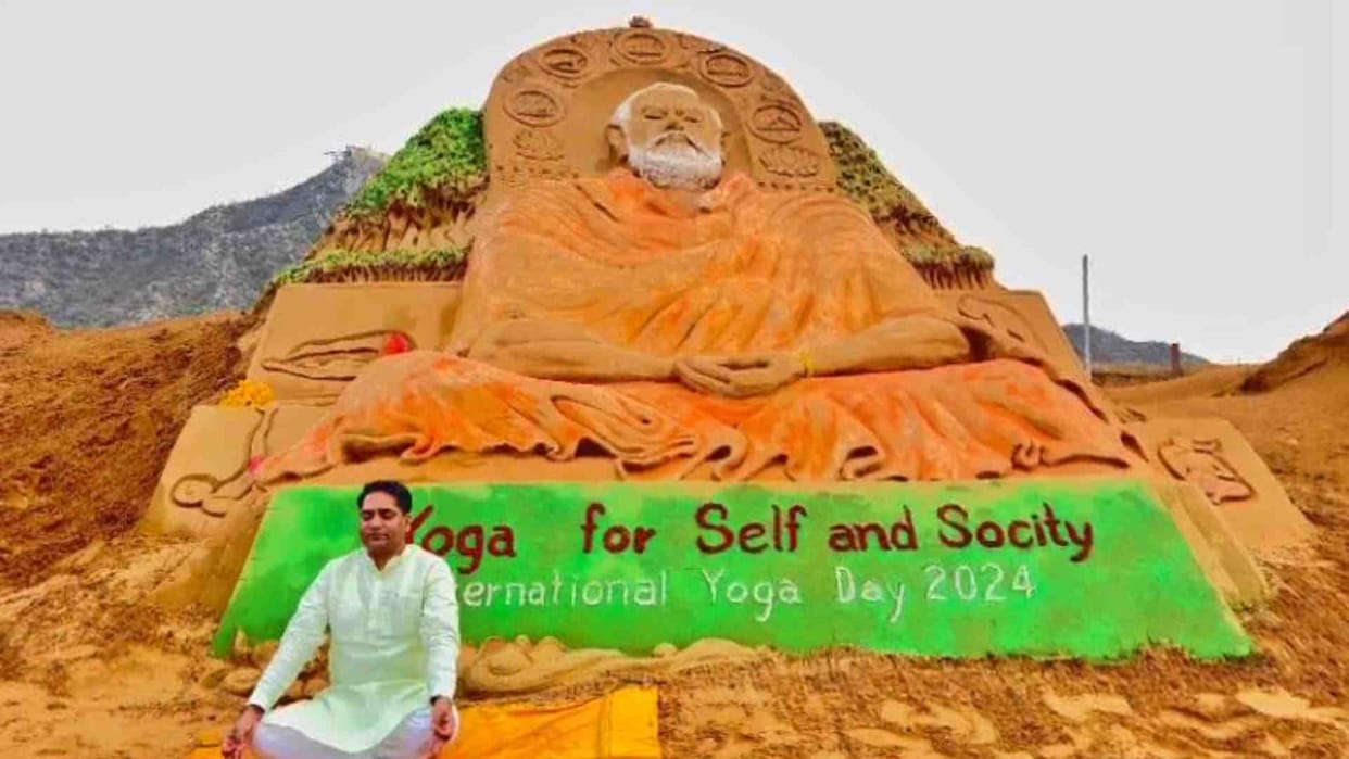 Ajmer News: Sand artist Ajay Rawat created a statue of PM Modi in yoga posture