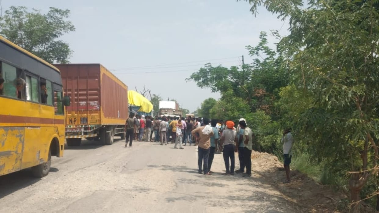 woman dies and two injured in accident angry people block the road in Shahjahanpur