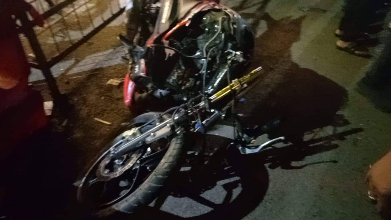 सागर में सड़क हादसे में दो युवकों की मौत हो गई।