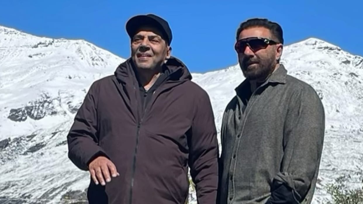Sunny Deol Share video with mother prakash kaur and father Dharmendra in snowy valley