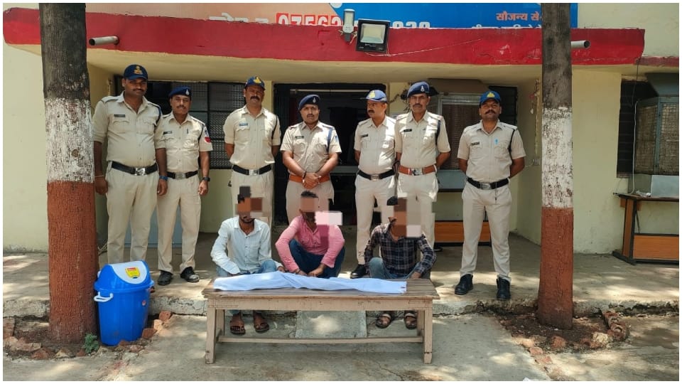 पुलिस गिरफ्त में आरोपी।