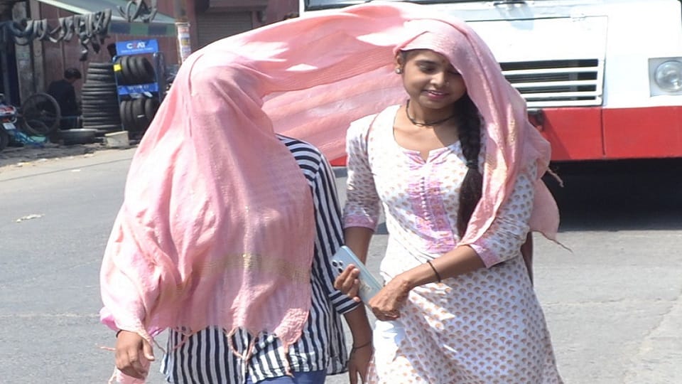 scorching heat made everyone miserable in Hathras