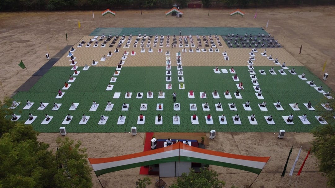 yoga day 2024 : Indian Army itbp troops performed Yoga in jammu kashmir ladakh