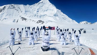Yoga day celebrated in Ladakh various religious leaders performed yoga together