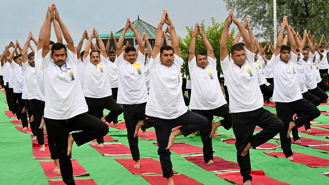 yoga day 2024 : Indian Army itbp troops performed Yoga in jammu kashmir ladakh