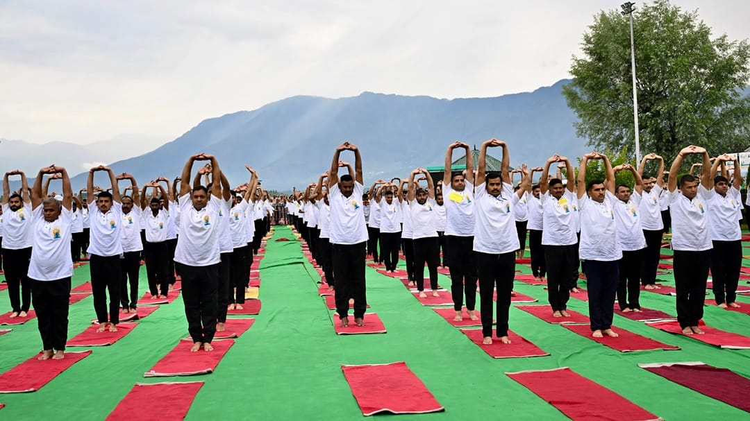 yoga day 2024 : Indian Army itbp troops performed Yoga in jammu kashmir ladakh