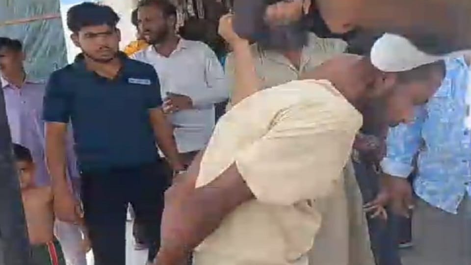 Vikasnagar: thief tied to an electric pole and beaten