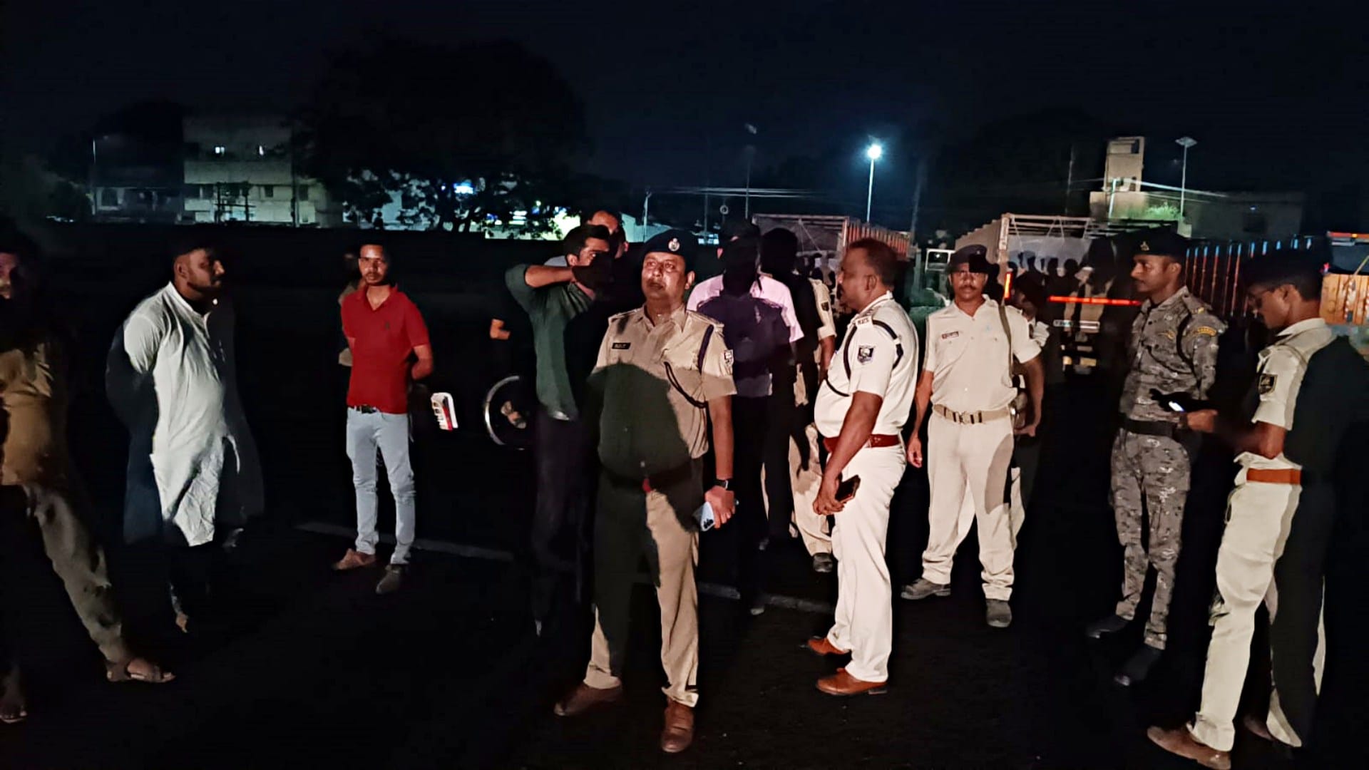 पुलिस प्रशासन ने छापेमारी कार्रवाई में कुल 80 ट्रकों को जब्त किया