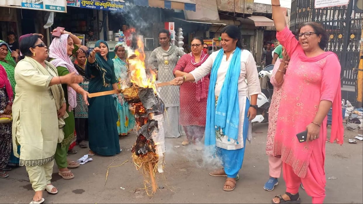 Jhajjar: BJP Mahila Morcha burnt the effigy of Hisar MP